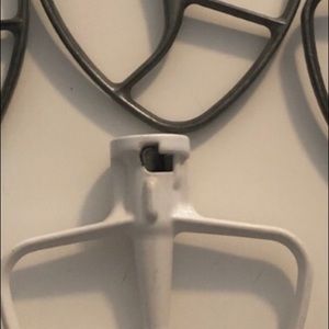 One white one aluminum paddle pack